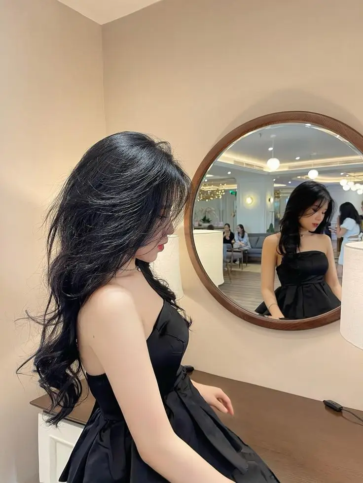 Gái Xinh Mặc Váy Ngắn Đen - Tỏa Sáng Với Phong Cách Nữ Tính 9