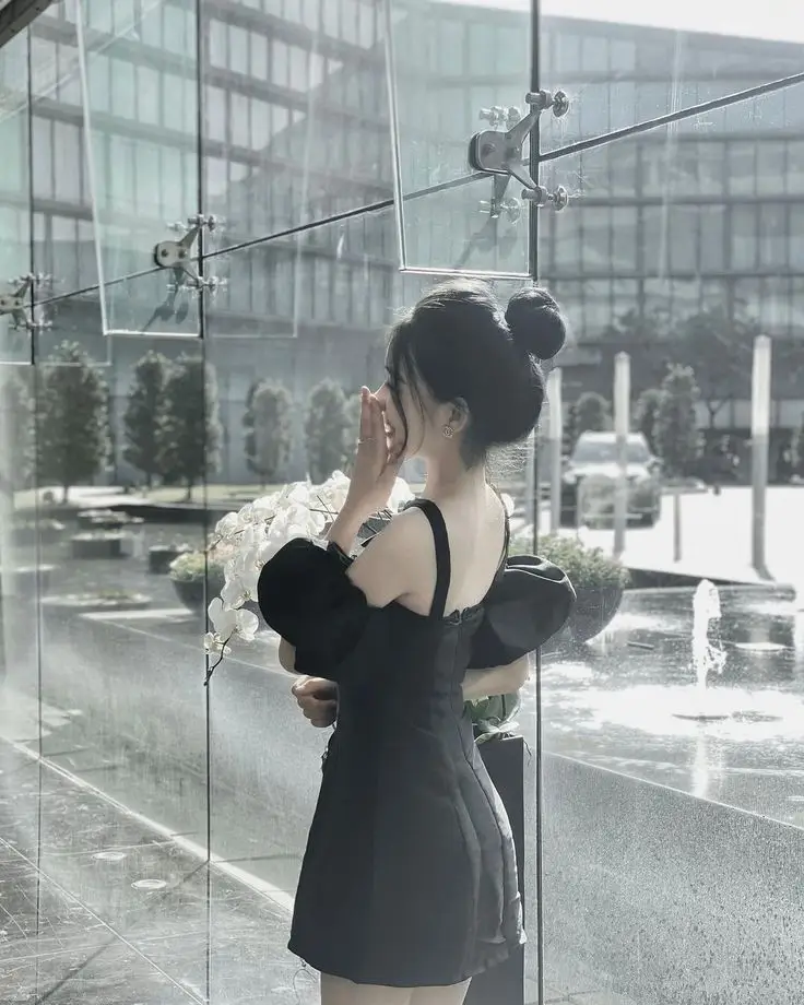 Gái Xinh Mặc Váy Ngắn Đen - Tỏa Sáng Với Phong Cách Nữ Tính 10