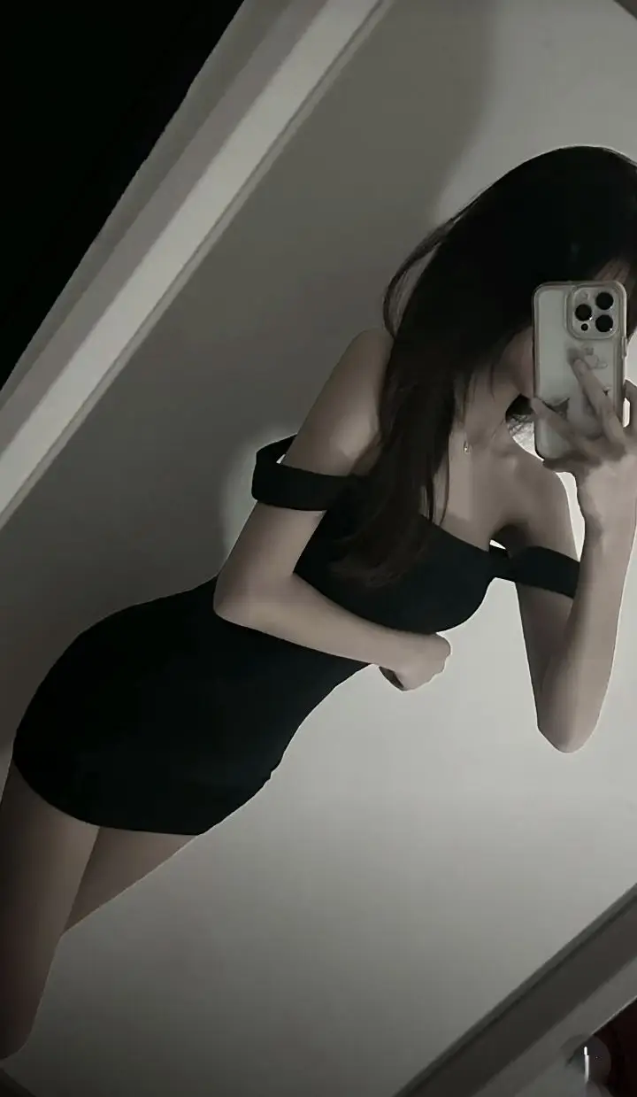 Gái Xinh Mặc Váy Ngắn Đen - Tỏa Sáng Với Phong Cách Nữ Tính 15