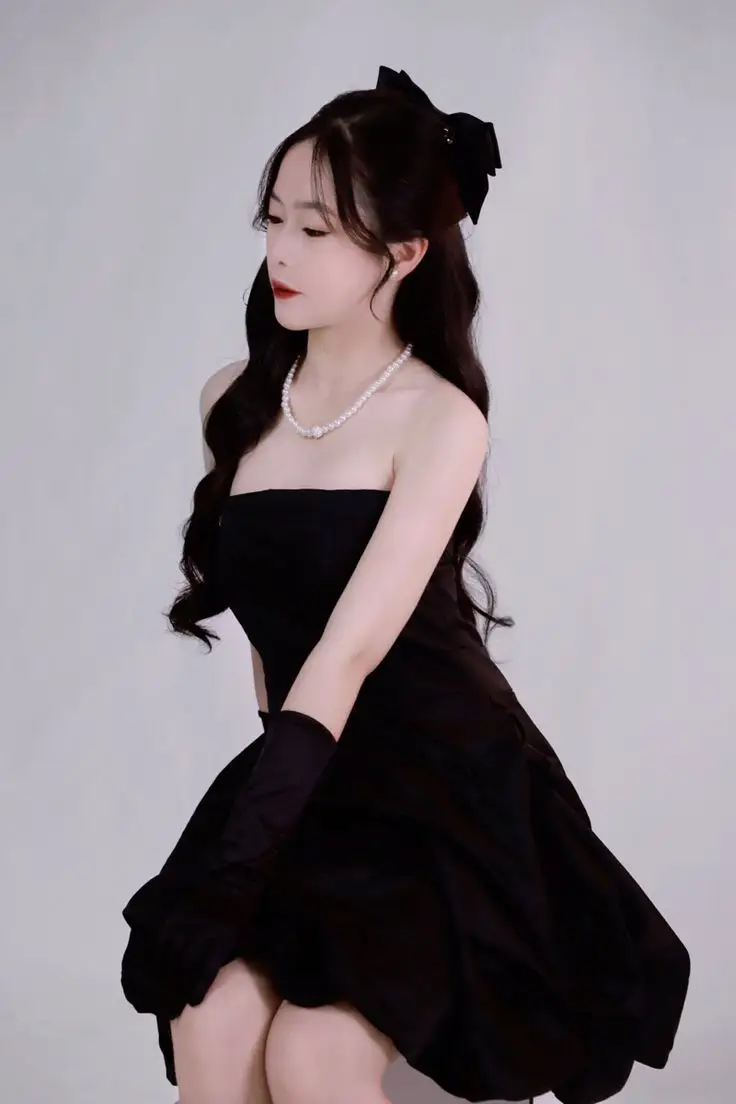 Gái Xinh Mặc Váy Ngắn Đen - Tỏa Sáng Với Phong Cách Nữ Tính 18