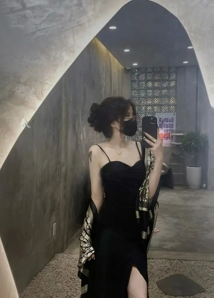 Gái Xinh Mặc Váy Ngắn Đen - Tỏa Sáng Với Phong Cách Nữ Tính 23