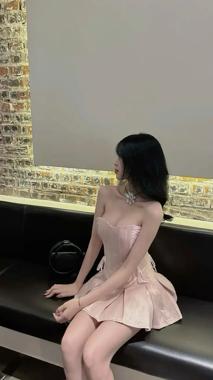 Gái Xinh Mặc Váy Ngắn Đen - Tỏa Sáng Với Phong Cách Nữ Tính 24