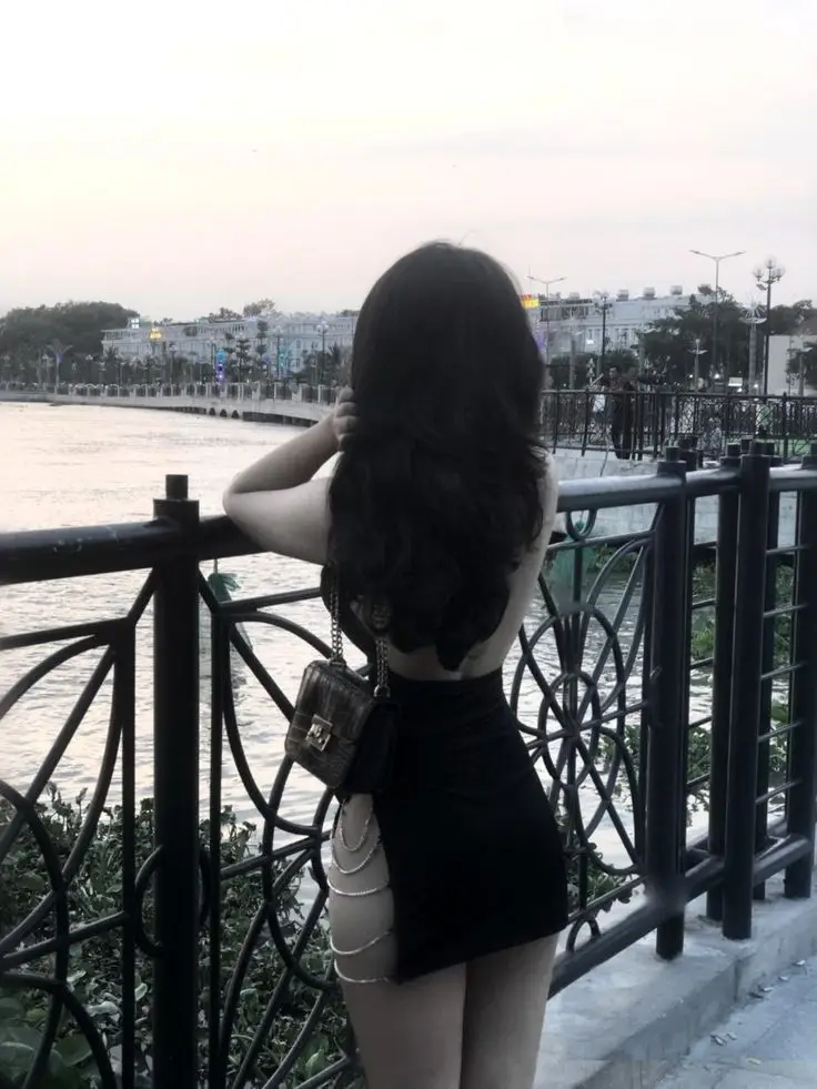 Gái Xinh Mặc Váy Ngắn Đen - Tỏa Sáng Với Phong Cách Nữ Tính 25