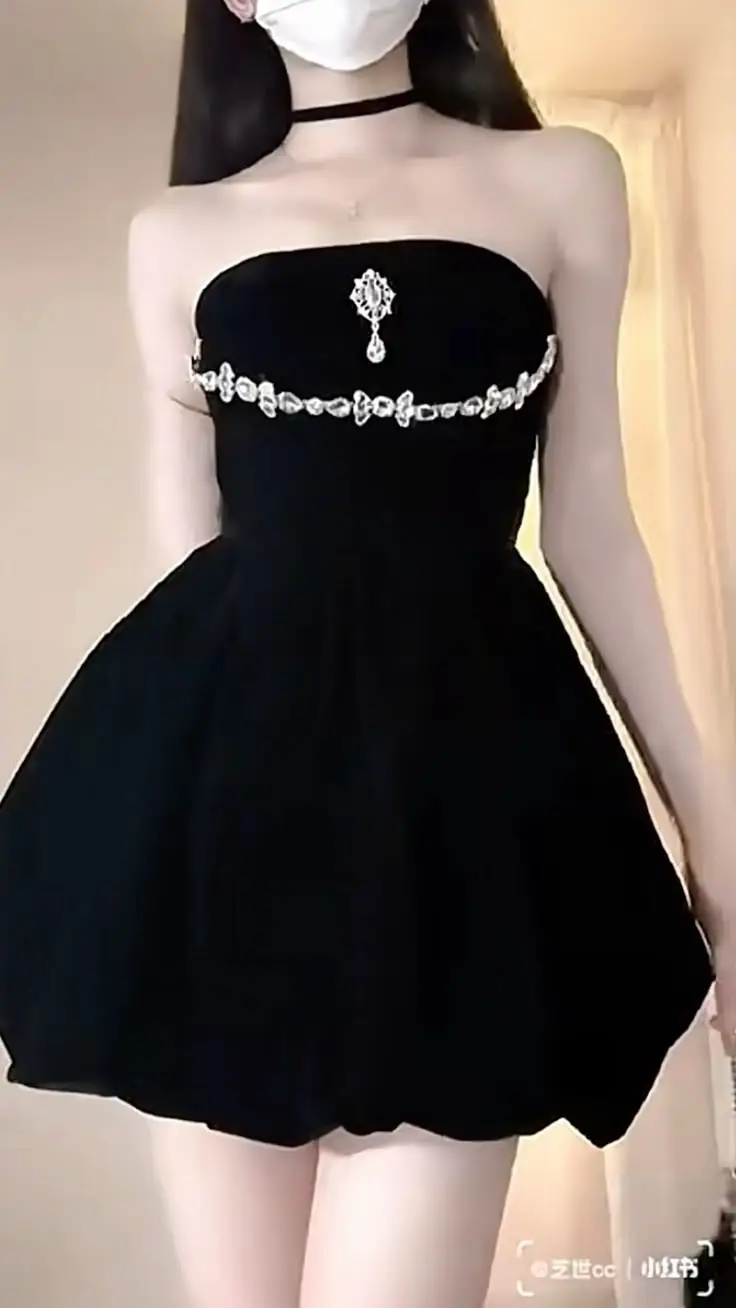 Gái Xinh Mặc Váy Ngắn Đen - Tỏa Sáng Với Phong Cách Nữ Tính 28