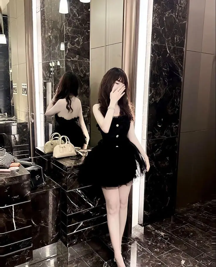 Gái Xinh Mặc Váy Ngắn Đen - Tỏa Sáng Với Phong Cách Nữ Tính 29