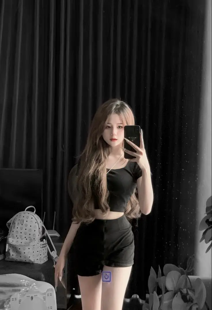 Gái Xinh Mặc Váy Ngắn Đen - Tỏa Sáng Với Phong Cách Nữ Tính 30