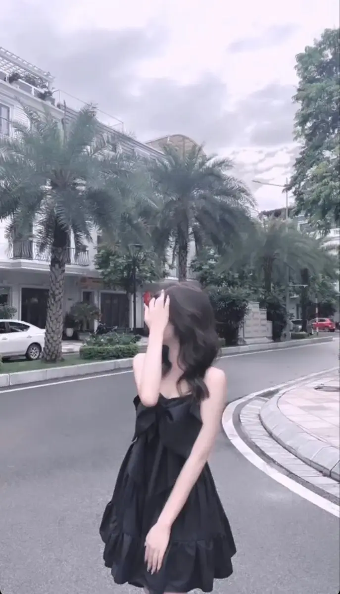 Gái Xinh Mặc Váy Ngắn Đen - Tỏa Sáng Với Phong Cách Nữ Tính 31