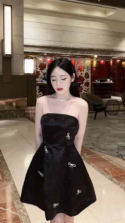 Gái Xinh Mặc Váy Ngắn Đen - Tỏa Sáng Với Phong Cách Nữ Tính 33