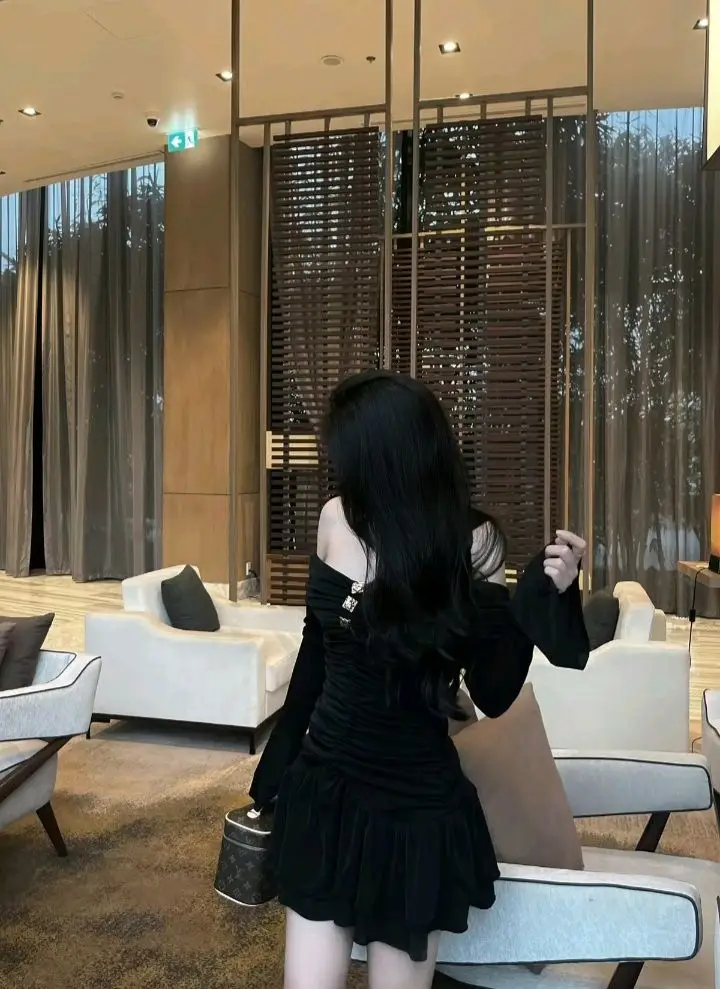 Gái Xinh Mặc Váy Ngắn Đen - Tỏa Sáng Với Phong Cách Nữ Tính 34