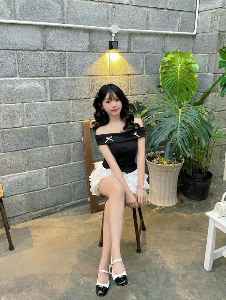Gái Xinh Mặc Váy Ngắn Đen - Tỏa Sáng Với Phong Cách Nữ Tính 36