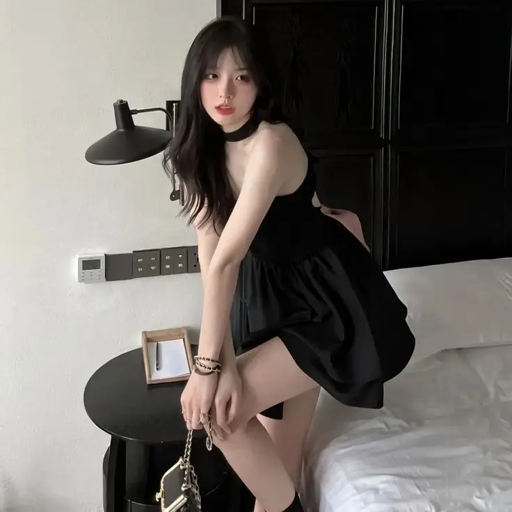 Gái Xinh Mặc Váy Ngắn Đen - Tỏa Sáng Với Phong Cách Nữ Tính 37