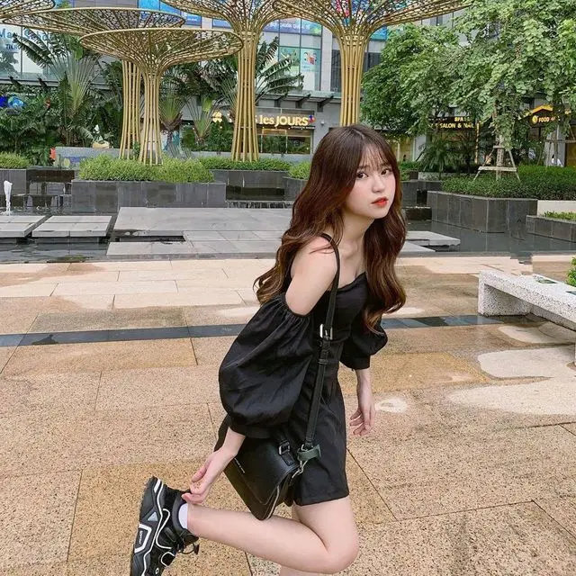 Gái Xinh Mặc Váy Ngắn Đen - Tỏa Sáng Với Phong Cách Nữ Tính 38