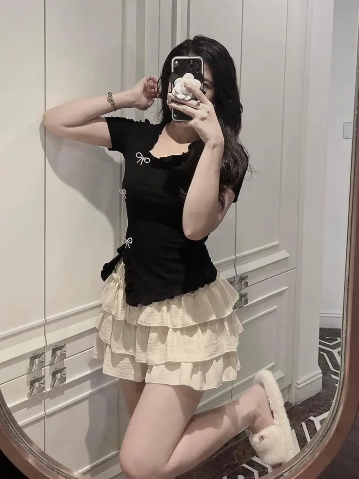 Gái Xinh Mặc Váy Ngắn Đen - Tỏa Sáng Với Phong Cách Nữ Tính 39