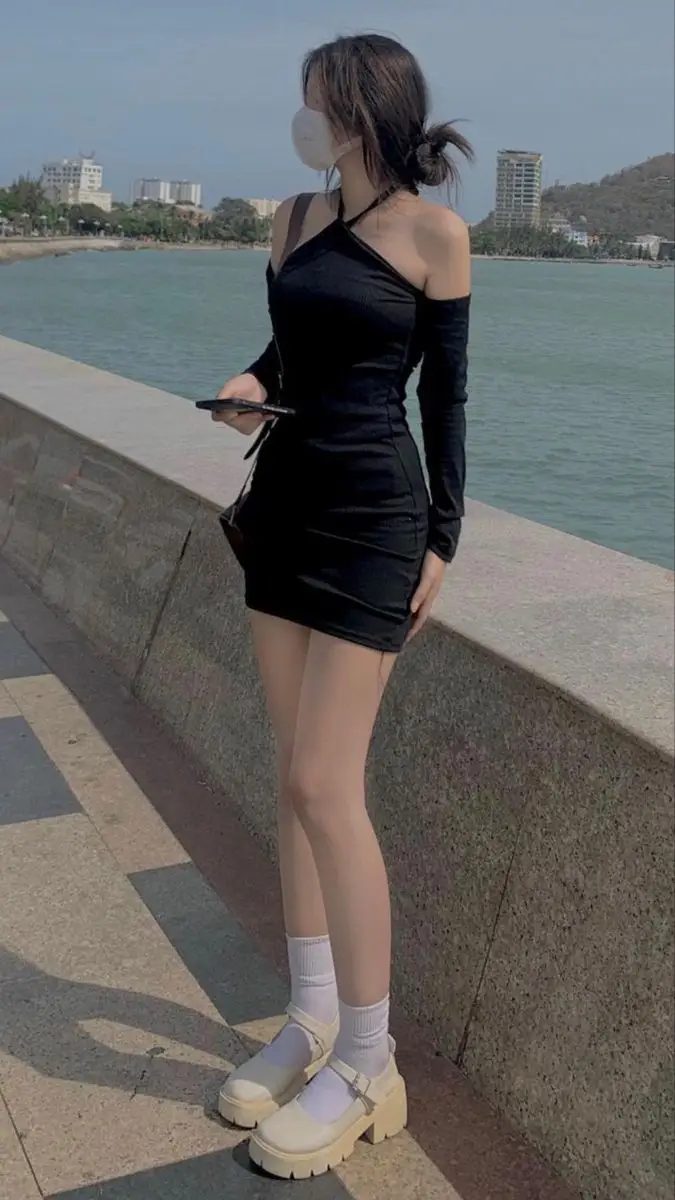 Gái Xinh Mặc Váy Ngắn Đen - Tỏa Sáng Với Phong Cách Nữ Tính 40