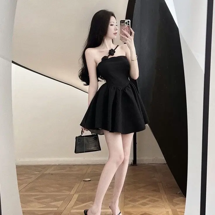 Gái Xinh Mặc Váy Ngắn Đen - Tỏa Sáng Với Phong Cách Nữ Tính 41