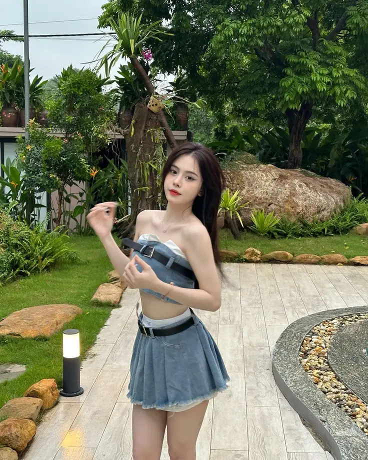 Gái Xinh Mặc Váy Ngắn Đen - Tỏa Sáng Với Phong Cách Nữ Tính 42