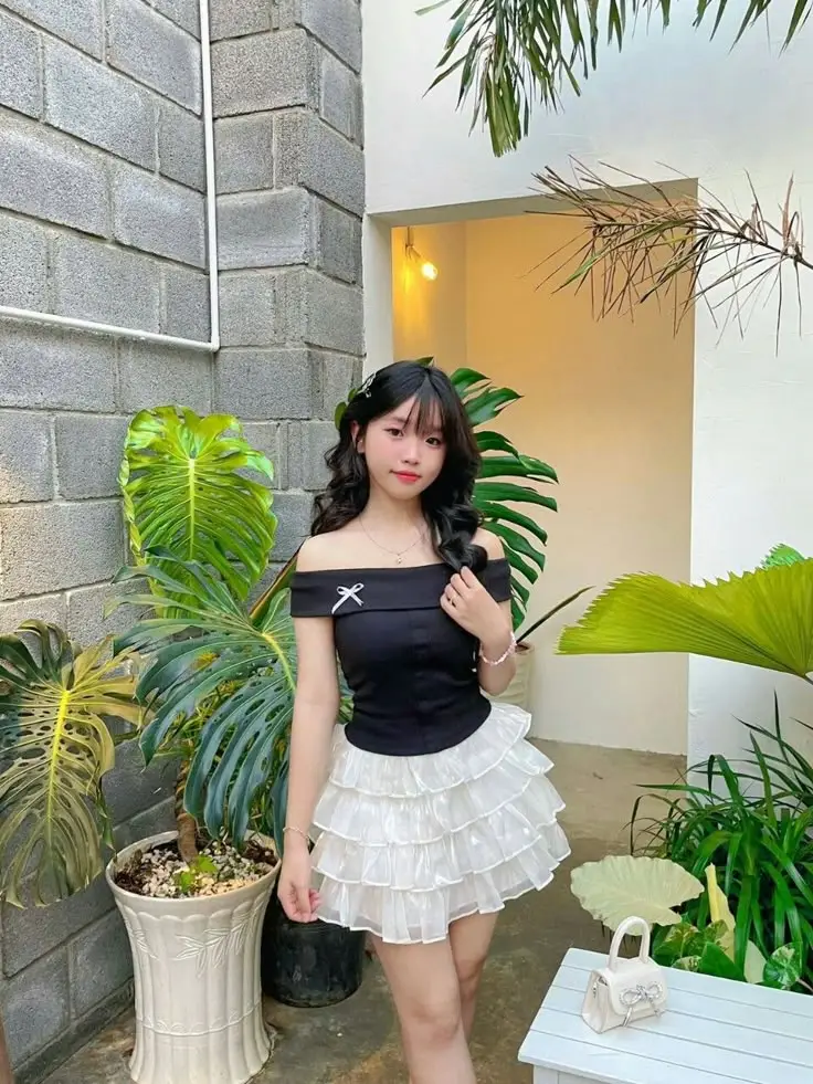Gái Xinh Mặc Váy Ngắn Đen - Tỏa Sáng Với Phong Cách Nữ Tính 44