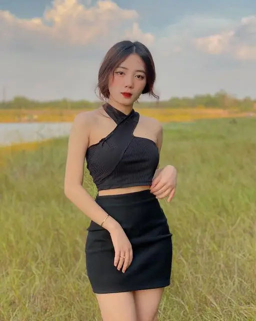 Gái Xinh Mặc Váy Ngắn Đen - Tỏa Sáng Với Phong Cách Nữ Tính 47