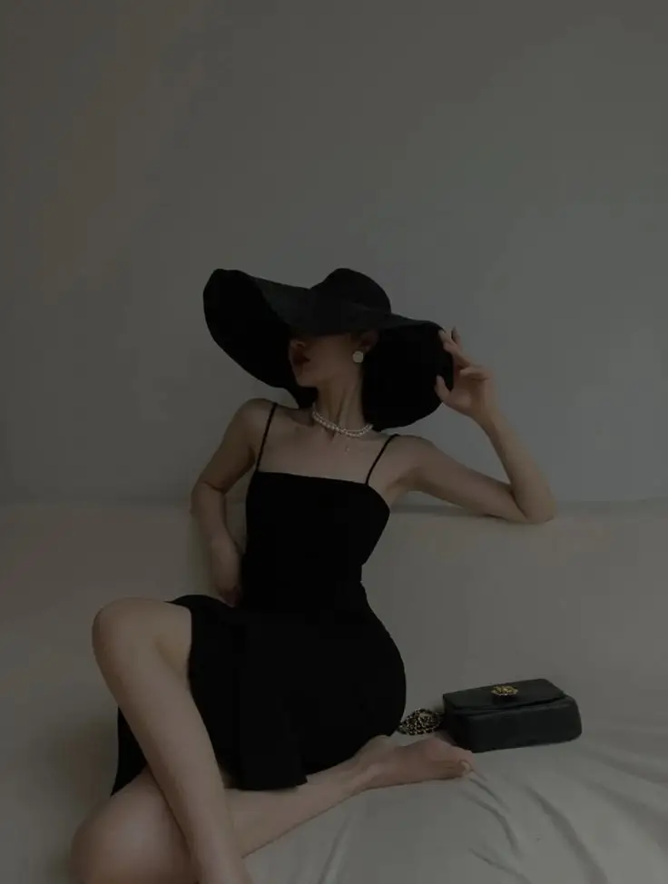 Gái Xinh Mặc Váy Ngắn Đen - Tỏa Sáng Với Phong Cách Nữ Tính 50