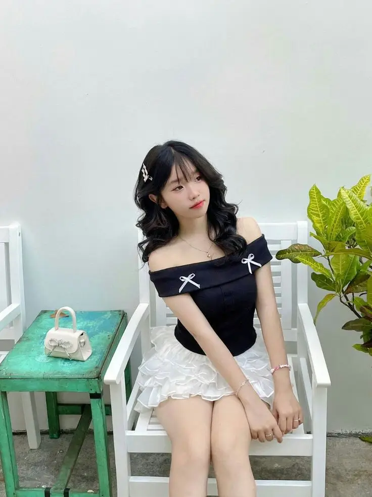 Gái Xinh Mặc Váy Ngắn Đen - Tỏa Sáng Với Phong Cách Nữ Tính 51