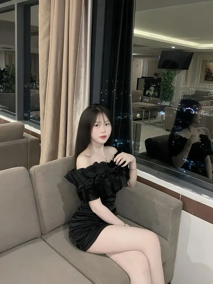 Gái Xinh Mặc Váy Ngắn Đen - Tỏa Sáng Với Phong Cách Nữ Tính 52