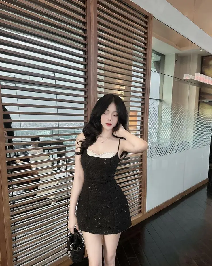 Gái Xinh Mặc Váy Ngắn Đen - Tỏa Sáng Với Phong Cách Nữ Tính 56