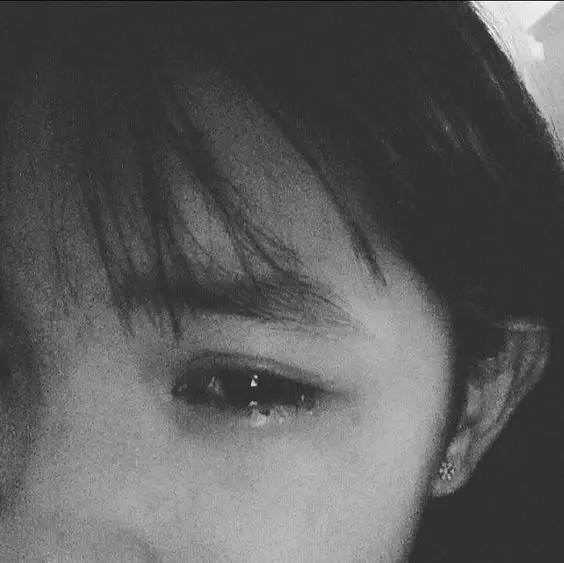 Hình Ảnh Cô Gái Buồn Cô Đơn: Nỗi Niềm Trong Tâm Hồn 3