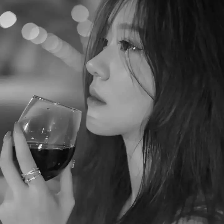 Hình Ảnh Cô Gái Buồn Cô Đơn: Nỗi Niềm Trong Tâm Hồn 7