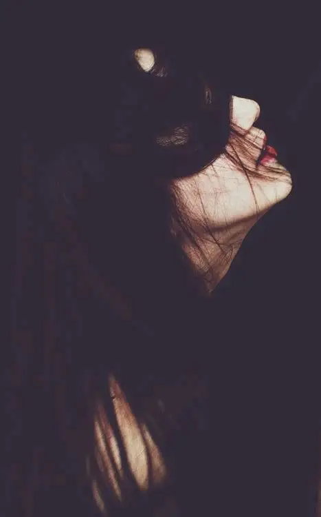 Hình Ảnh Cô Gái Buồn Cô Đơn: Nỗi Niềm Trong Tâm Hồn 11