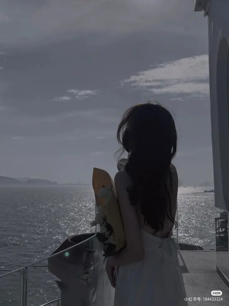 Hình Ảnh Cô Gái Buồn Cô Đơn: Nỗi Niềm Trong Tâm Hồn 20