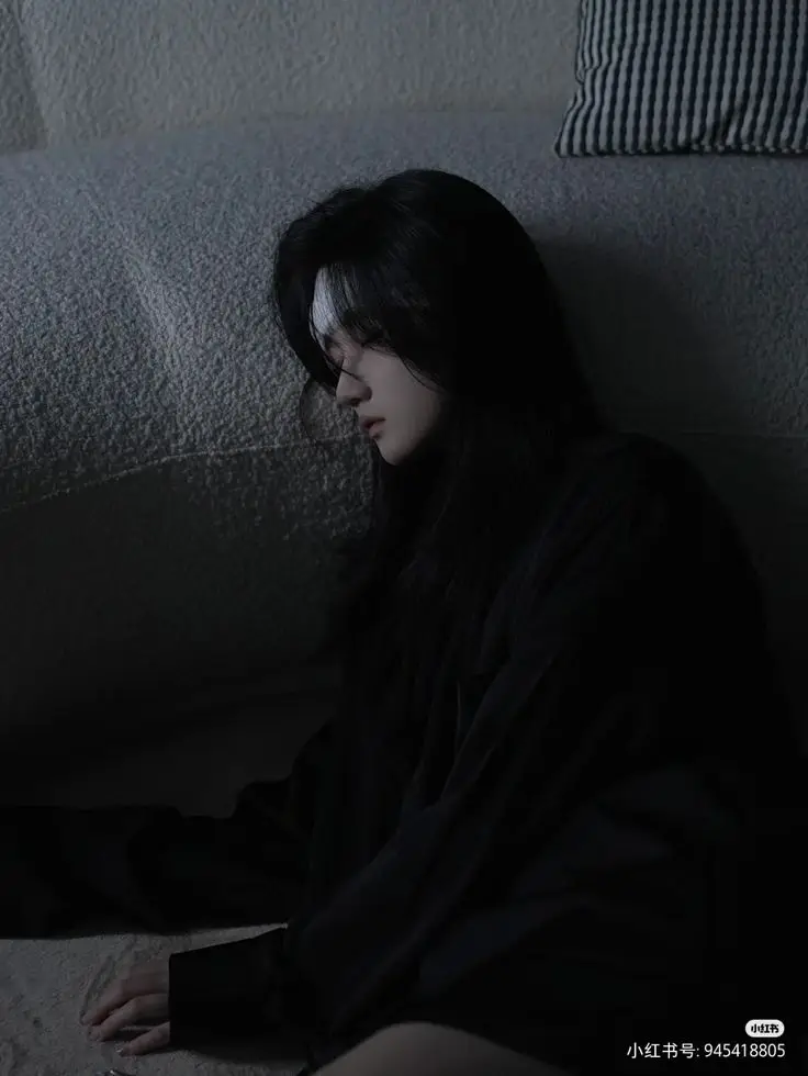 Hình Ảnh Cô Gái Buồn Cô Đơn: Nỗi Niềm Trong Tâm Hồn 33