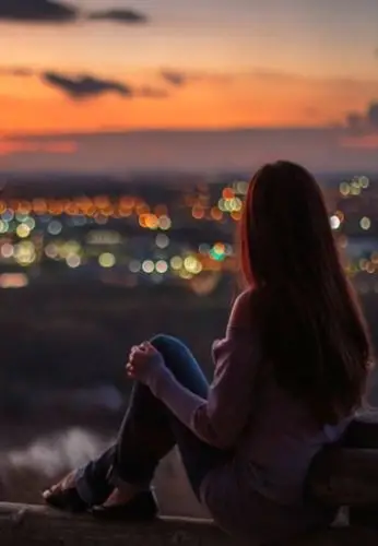 Hình Ảnh Cô Gái Buồn Cô Đơn: Nỗi Niềm Trong Tâm Hồn 34