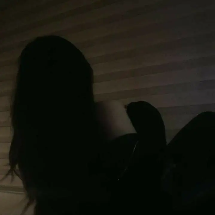 Hình Ảnh Cô Gái Buồn Cô Đơn: Nỗi Niềm Trong Tâm Hồn 35