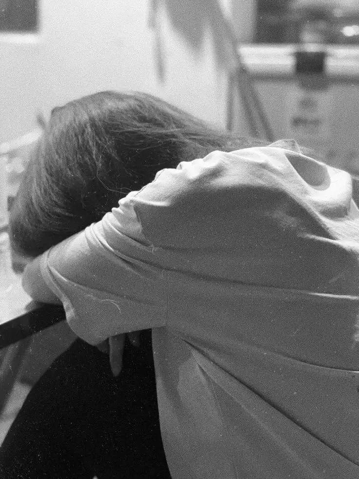 Hình Ảnh Cô Gái Buồn Cô Đơn: Nỗi Niềm Trong Tâm Hồn 38