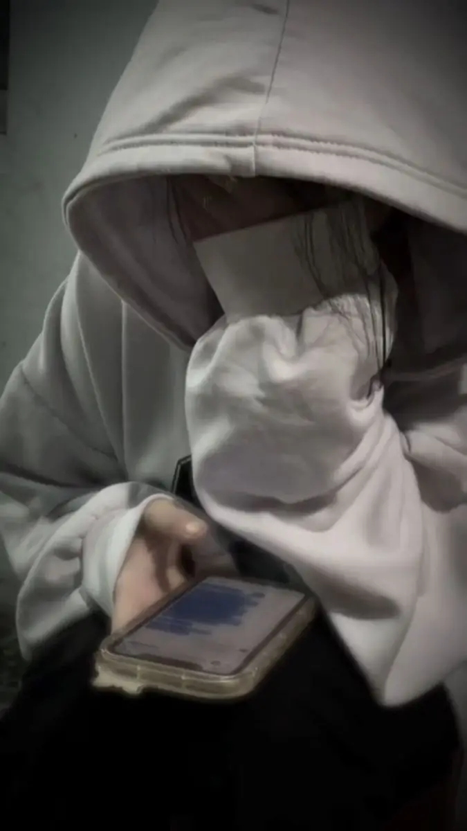 Hình Ảnh Cô Gái Buồn Cô Đơn: Nỗi Niềm Trong Tâm Hồn 57