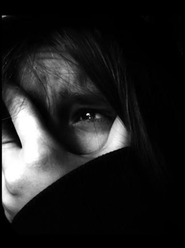 Hình Ảnh Cô Gái Buồn Cô Đơn: Nỗi Niềm Trong Tâm Hồn 65