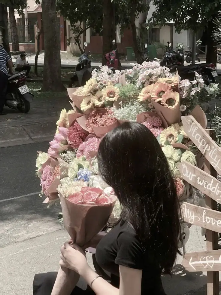 Hình Ảnh Cô Gái Cầm Hoa Che Mặt Nghệ Thuật 1