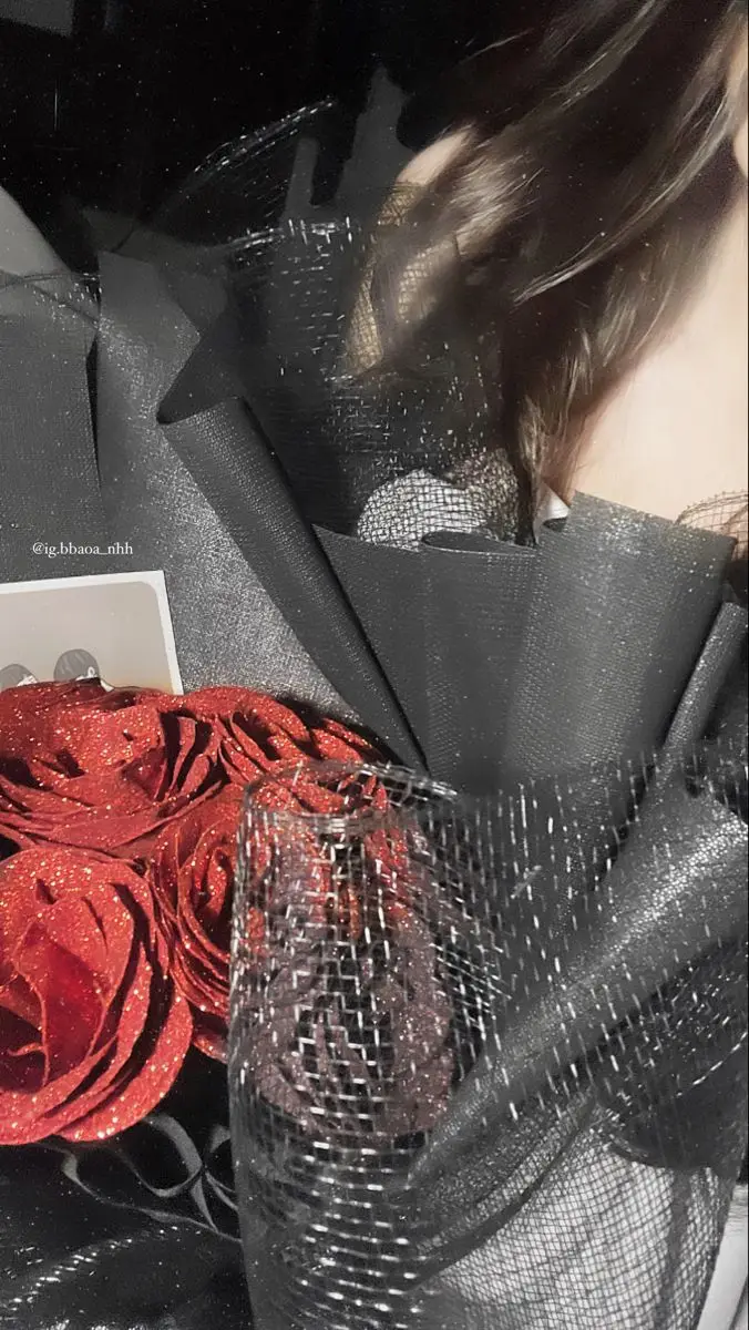 Hình Ảnh Cô Gái Cầm Hoa Che Mặt Nghệ Thuật 3