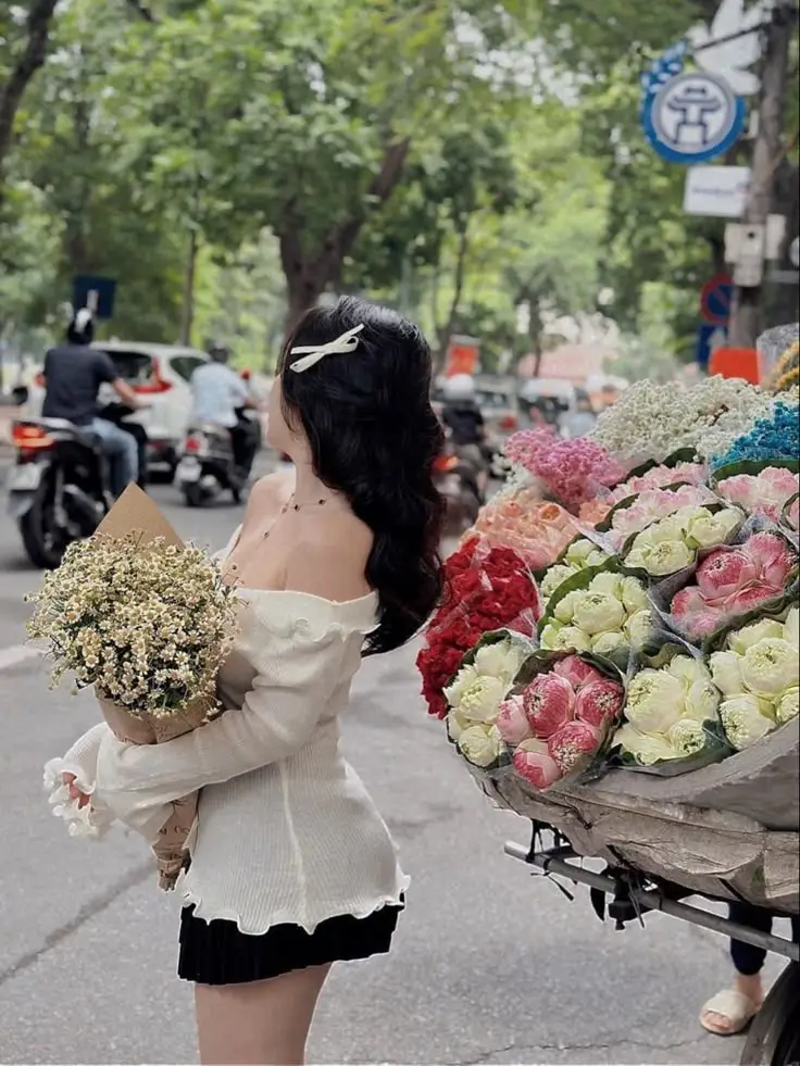 Hình Ảnh Cô Gái Cầm Hoa Che Mặt Nghệ Thuật 5