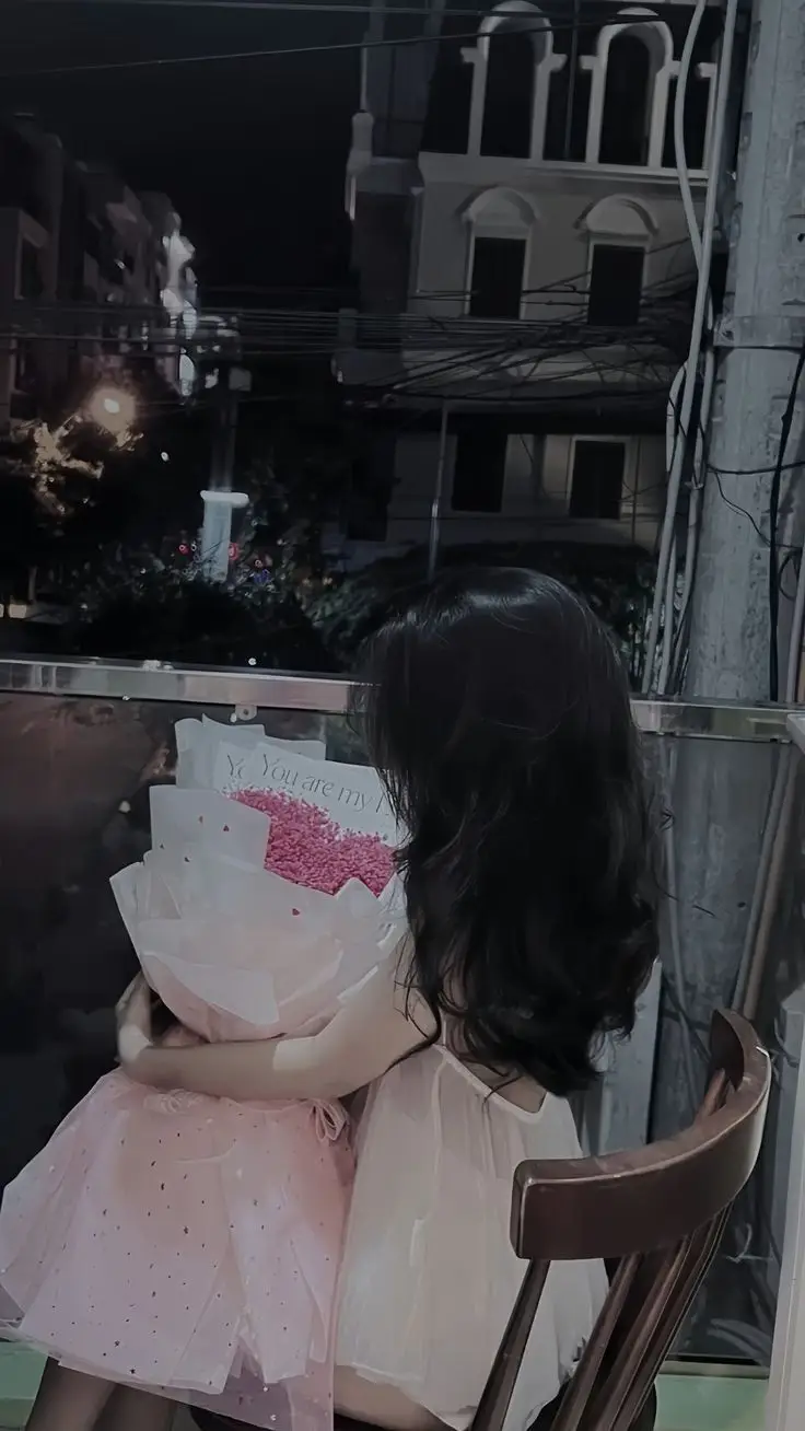 Hình Ảnh Cô Gái Cầm Hoa Che Mặt Nghệ Thuật 8