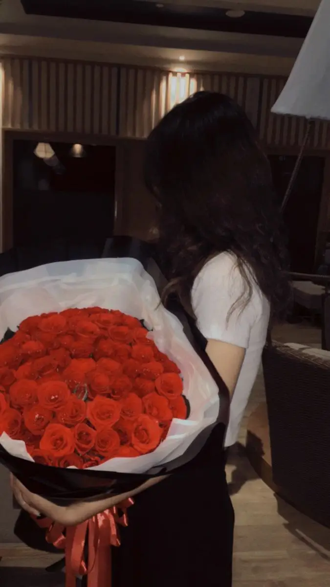 Hình Ảnh Cô Gái Cầm Hoa Che Mặt Nghệ Thuật 9