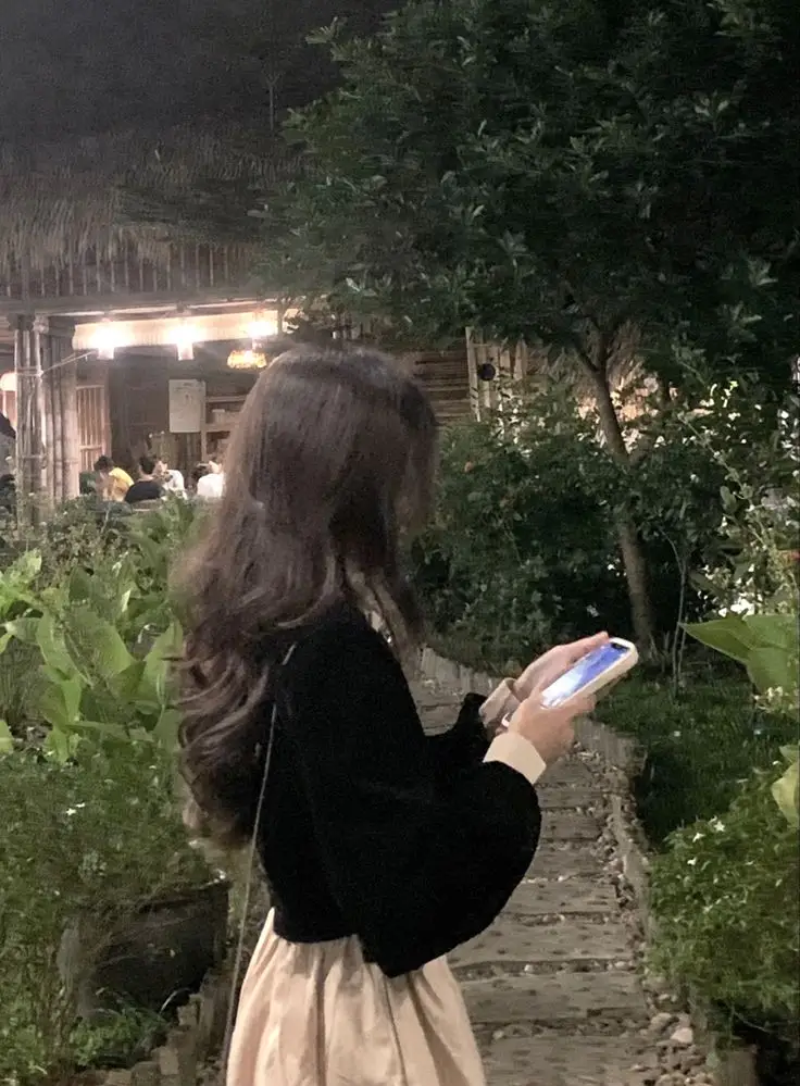 Hình Ảnh Cô Gái Cầm Hoa Che Mặt Nghệ Thuật 11