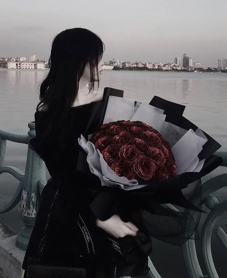 Hình Ảnh Cô Gái Cầm Hoa Che Mặt Nghệ Thuật 12