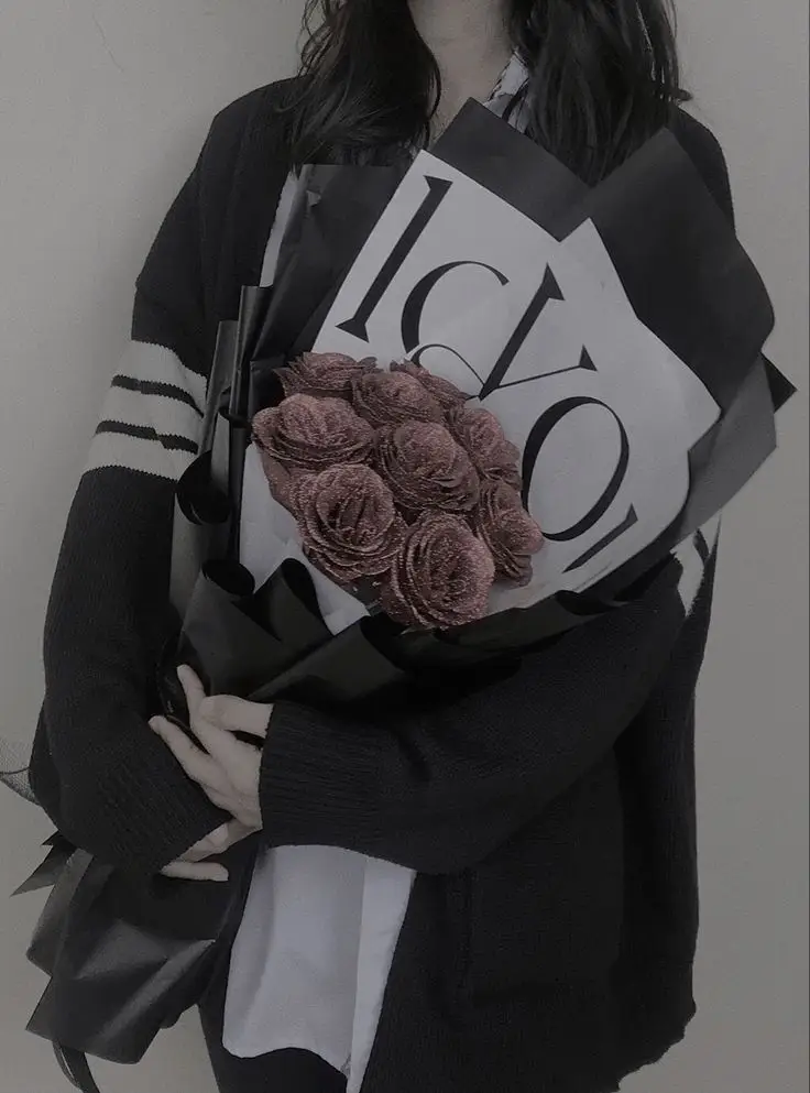 Hình Ảnh Cô Gái Cầm Hoa Che Mặt Nghệ Thuật 15