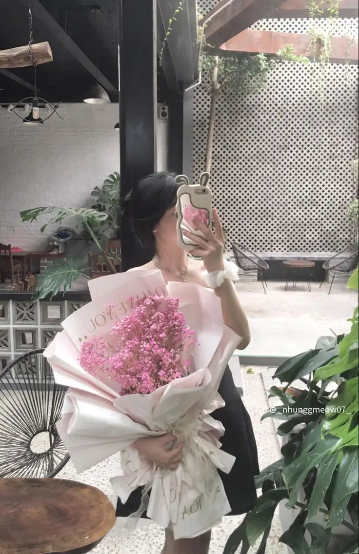Hình Ảnh Cô Gái Cầm Hoa Che Mặt Nghệ Thuật 16