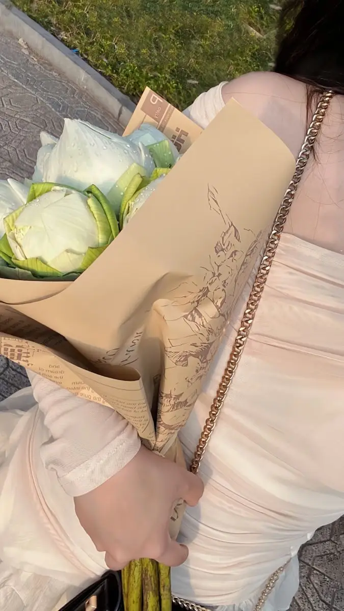 Hình Ảnh Cô Gái Cầm Hoa Che Mặt Nghệ Thuật 21