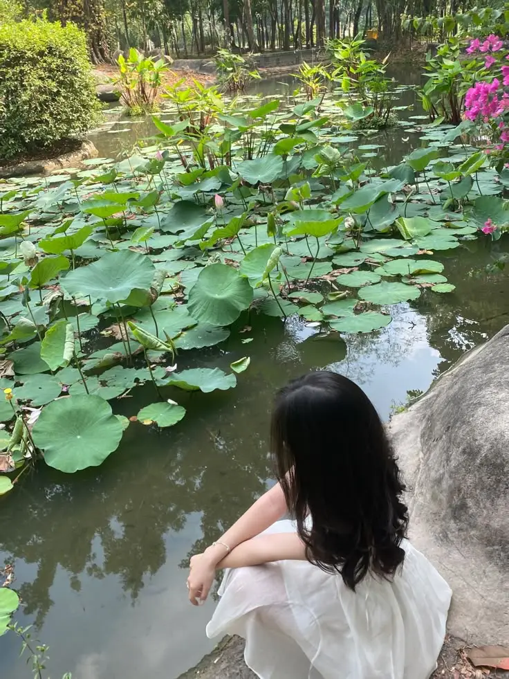 Hình Ảnh Cô Gái Cầm Hoa Che Mặt Nghệ Thuật 22