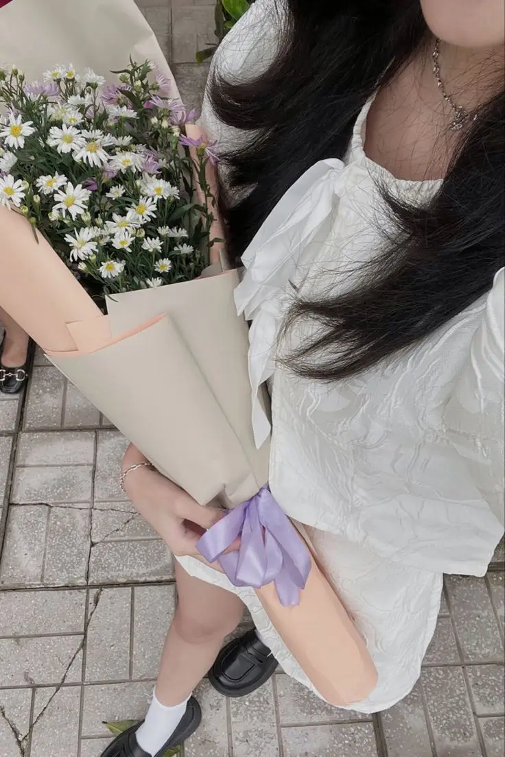 Hình Ảnh Cô Gái Cầm Hoa Che Mặt Nghệ Thuật 23