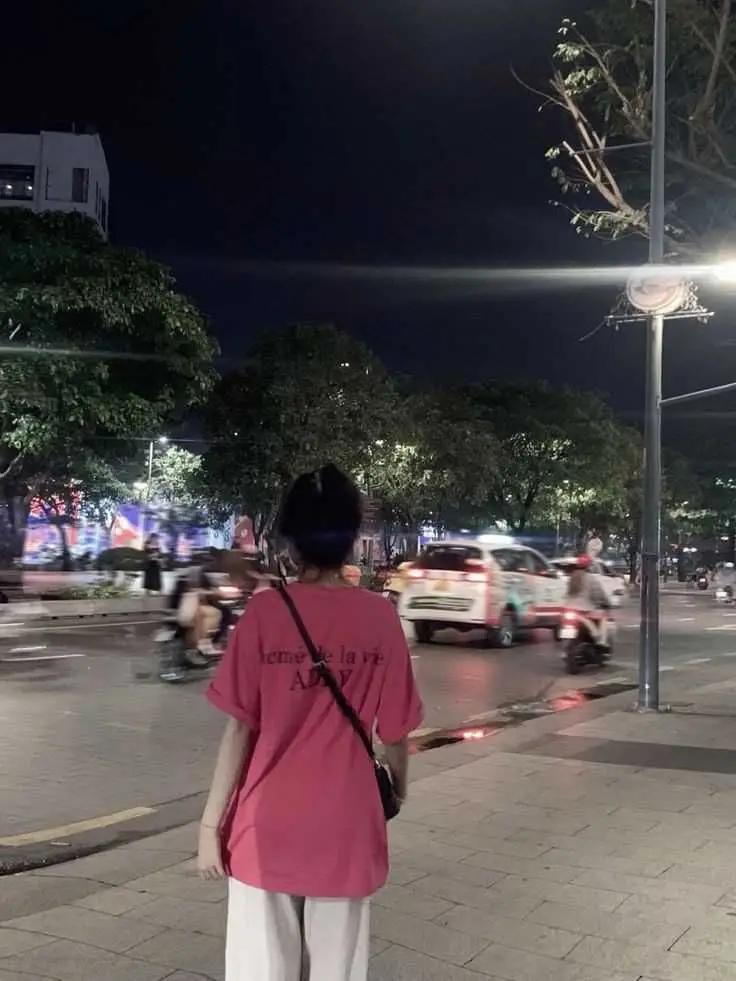 Hình Ảnh Cô Gái Cầm Hoa Che Mặt Nghệ Thuật 35