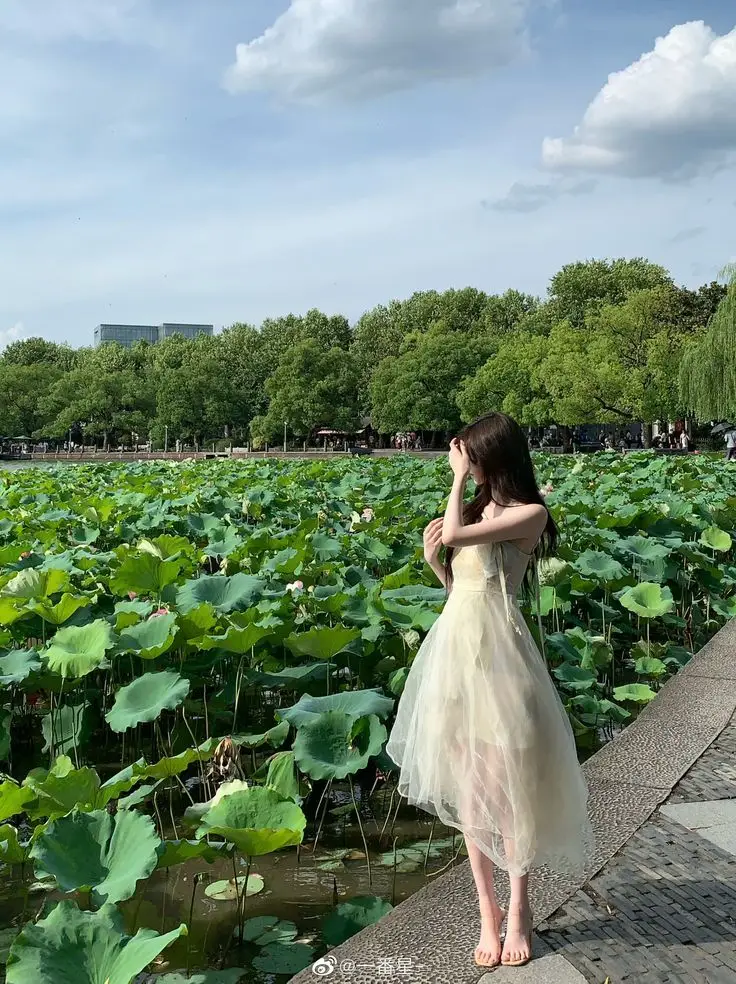 Hình Ảnh Cô Gái Cầm Hoa Che Mặt Nghệ Thuật 37